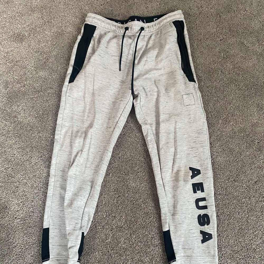 White American Eagle Joggers